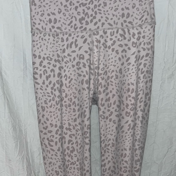 All Fenix Leggings Light Gray Stone
Cheetah Print 7/8 Compression Legging 🌵xs - Picture 9 of 9